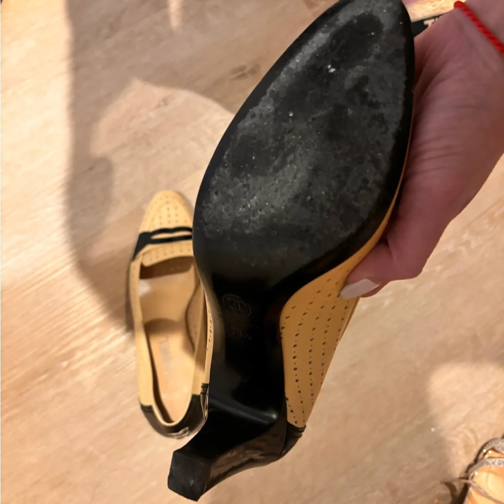 Beautiful Chanel pump - Picture 3 of 3